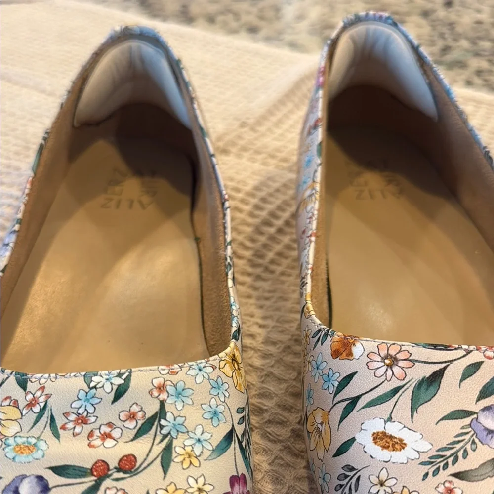 Naturalizer Cream Flats with Floral Design - Picture 4 of 4
